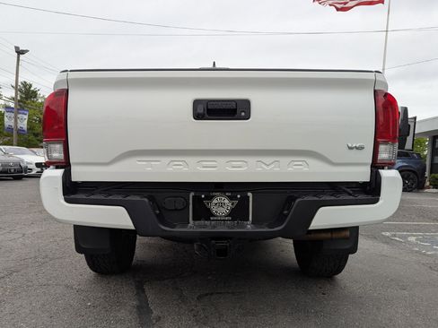 Used 2017 Toyota Tacoma TRD Sport w/ Tow Package (A/T) image 9