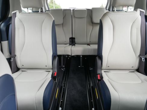 Used 2025 Kia Carnival EX FWD image 13