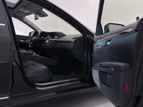 Used 2011 Mercedes-Benz S 550 4MATIC image 24