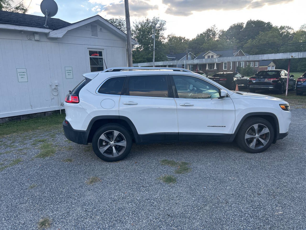 Used 2019 Jeep Cherokee Limited FWD image 3