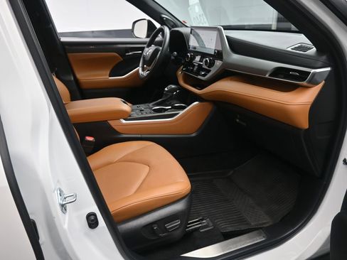 Used 2024 Toyota Highlander Platinum image 29