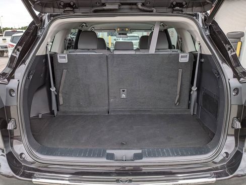 Used 2022 Toyota Highlander LE FWD image 24