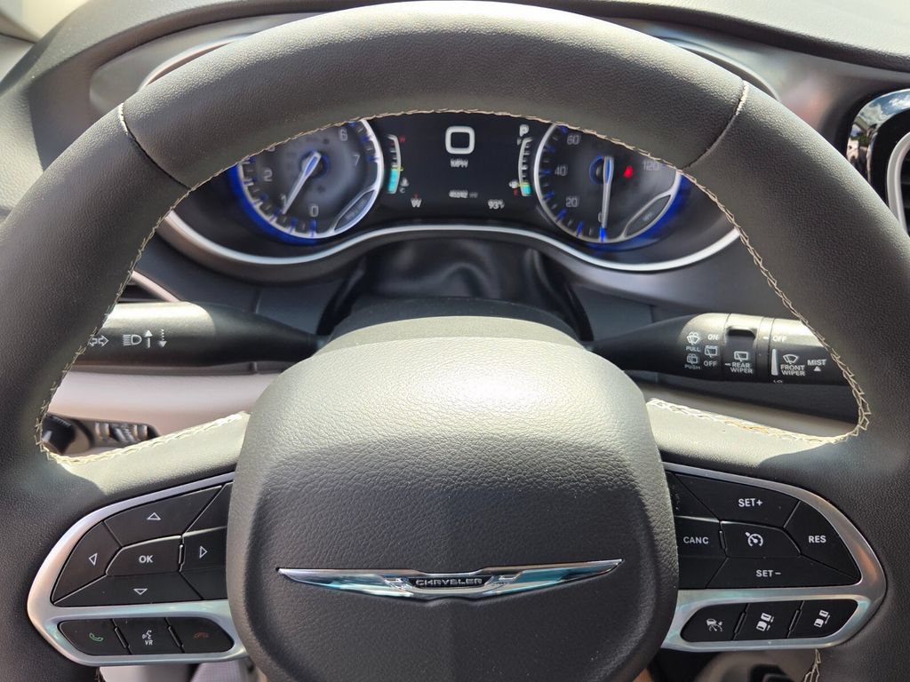 Used 2024 Chrysler Pacifica Touring-L FWD image 23