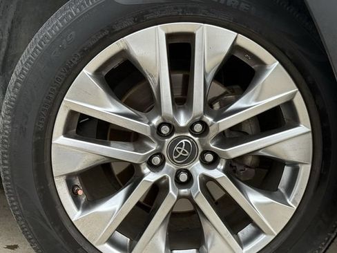 Used 2019 Toyota RAV4 XLE Premium FWD image 10