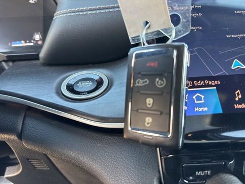 Used 2022 Jeep Grand Cherokee Limited image 39