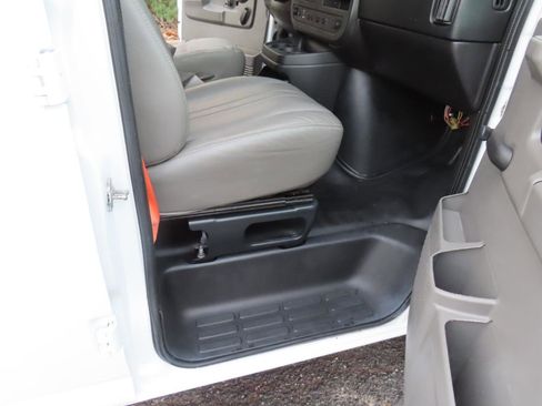 Used 2013 Chevrolet Express 2500 RWD image 17
