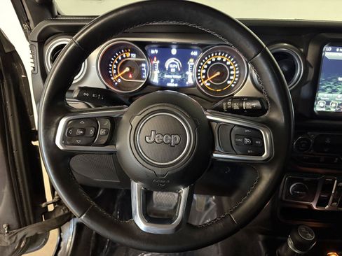 Used 2018 Jeep Wrangler Unlimited Sahara w/ Uconnect 4C Nav & Sound Group AWD/4WD image 16
