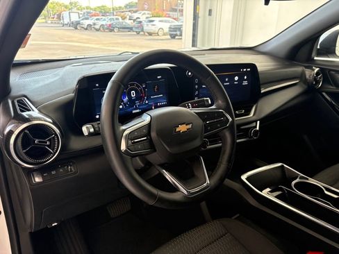 Used 2025 Chevrolet Equinox LT AWD/4WD image 2