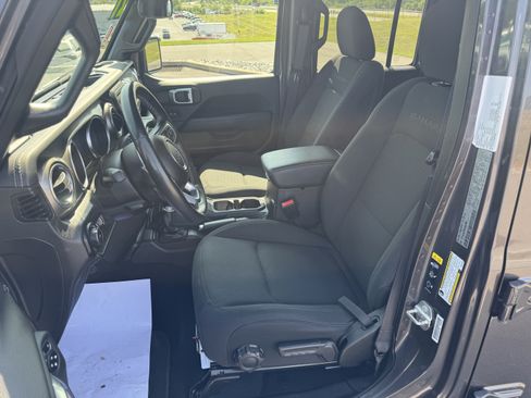 Used 2021 Jeep Wrangler Unlimited Sahara w/ Dual Top Group AWD/4WD image 12