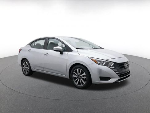 Used 2025 Nissan Versa SV FWD image 3