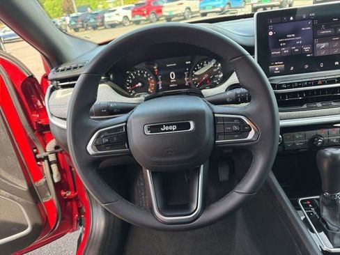 Used 2024 Jeep Compass Latitude AWD/4WD image 2