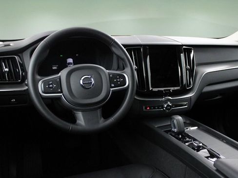 Certified 2025 Volvo XC60 B5 Core image 31