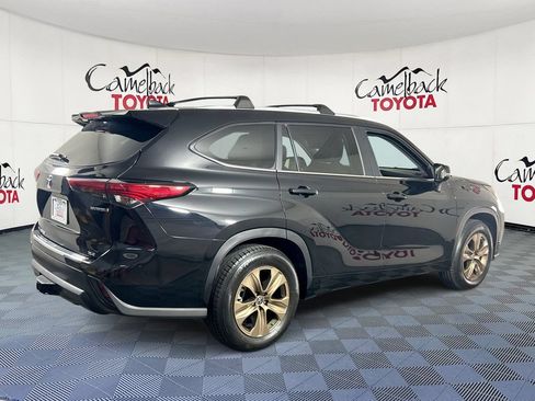Used 2023 Toyota Highlander Bronze Edition FWD image 7