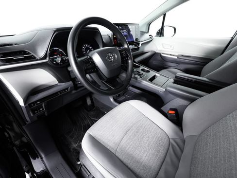 Used 2023 Toyota Sienna LE AWD/4WD image 25
