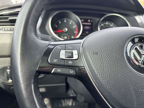 Used 2019 Volkswagen Tiguan SE w/ Panoramic Sunroof Package image 18