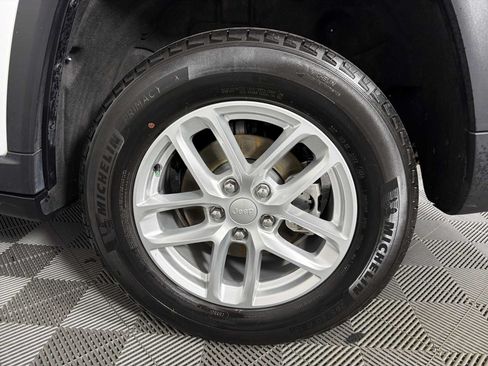 Used 2023 Jeep Grand Cherokee Laredo RWD image 17