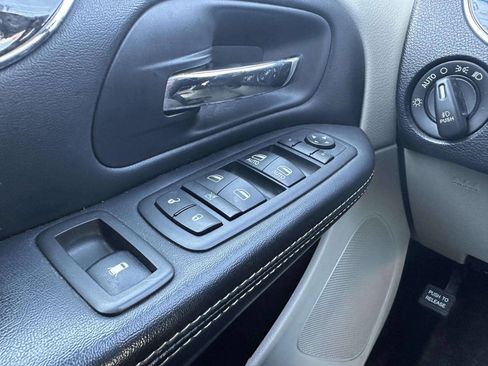 Used 2016 Chrysler Town & Country Touring-L FWD image 26