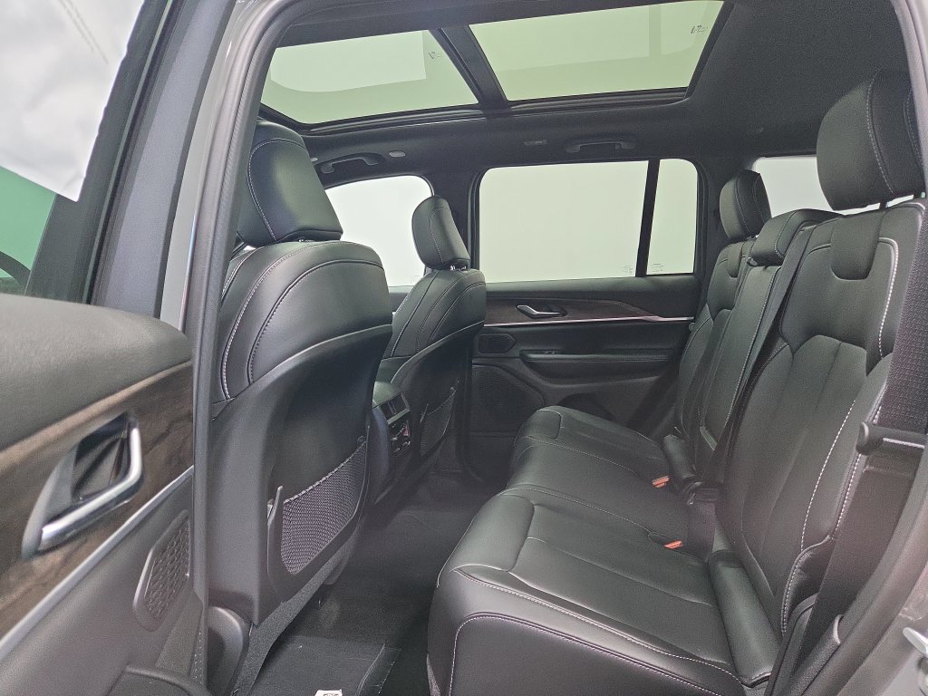 New 2027 Jeep Grand Cherokee Limited AWD/4WD image 14