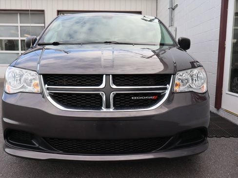 Used 2019 Dodge Grand Caravan SE w/ UConnect Hands-Free Group FWD image 2
