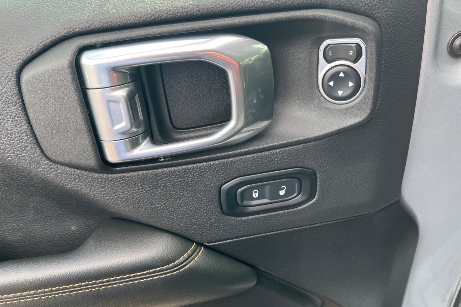 Used 2024 Jeep Wrangler Unlimited Sahara AWD/4WD image 53