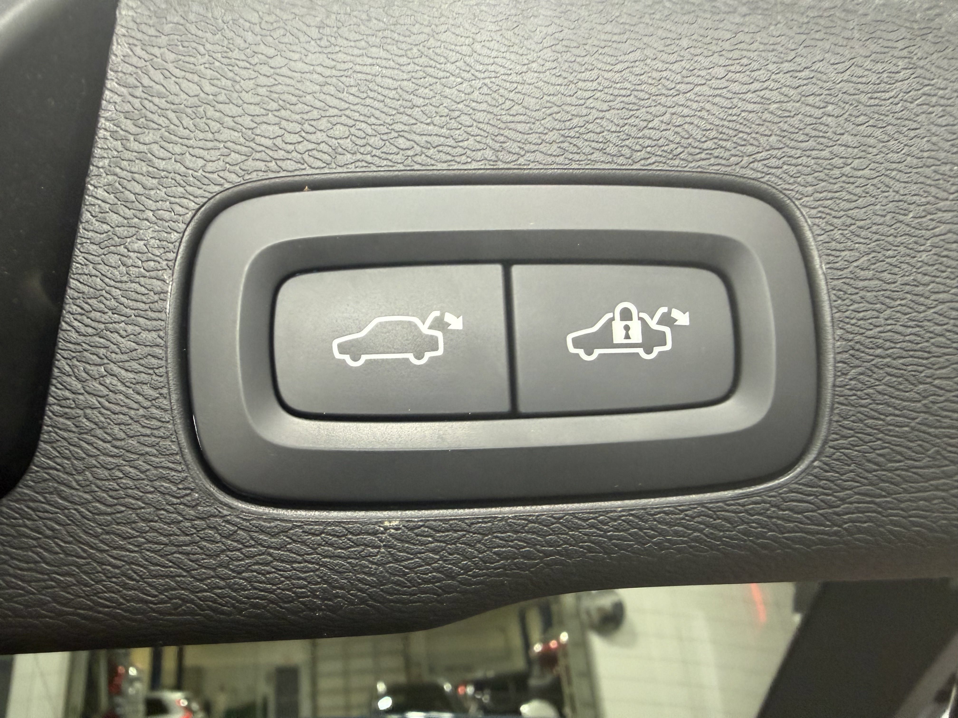 Used 2023 Volvo XC60 T8 Plus AWD/4WD image 30