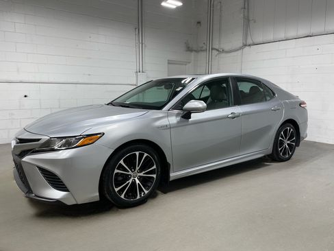 Used 2020 Toyota Camry SE w/ Sunroof Package FWD image 1