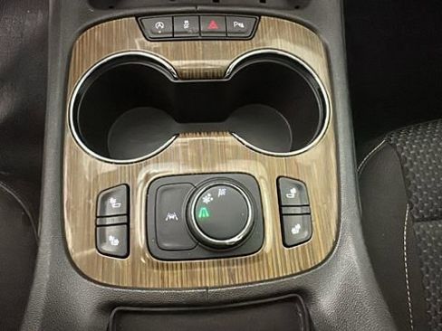 Used 2022 GMC Acadia SLE w/ Driver Convenience Package FWD image 22