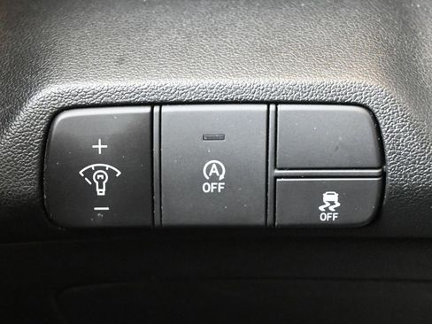 Certified 2025 Hyundai Elantra SE image 24