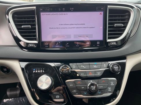 Used 2024 Chrysler Pacifica Touring-L image 21