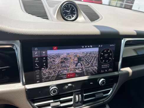 Used 2025 Porsche Macan AWD/4WD image 17
