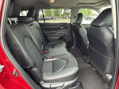 Certified 2025 Toyota Highlander XLE AWD/4WD image 38