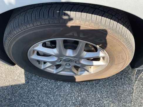 Used 2024 Chrysler Pacifica Touring-L FWD image 5