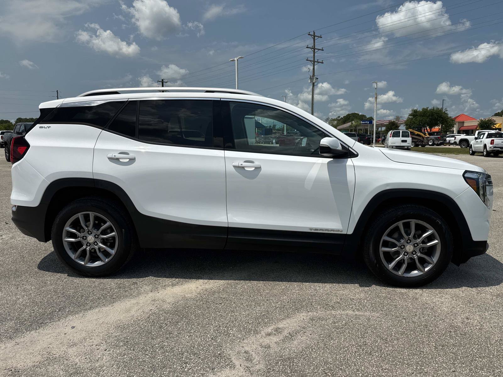 Used 2022 GMC Terrain SLT AWD/4WD image 2