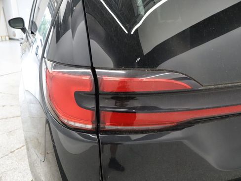 Used 2023 Chrysler Pacifica Touring-L FWD image 14