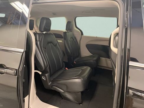 Used 2023 Chrysler Pacifica Touring-L FWD image 27
