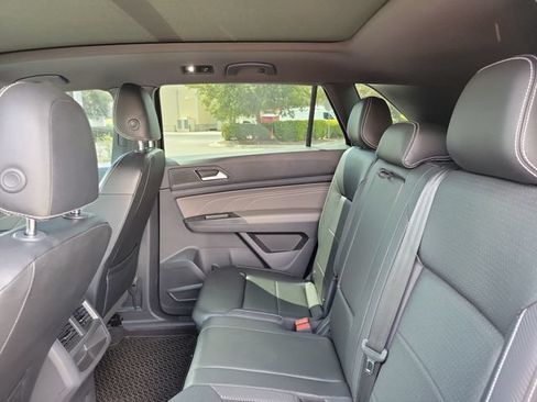 Used 2021 Volkswagen Atlas Cross Sport SE w/ Panoramic Sunroof Package FWD image 9