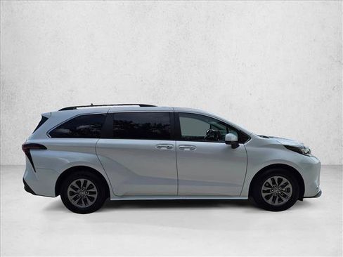 Certified 2023 Toyota Sienna XLE FWD image 4