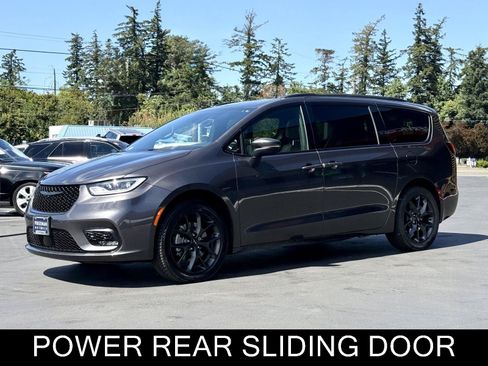 Used 2023 Chrysler Pacifica Touring-L w/ Uconnect Theater Family Group AWD/4WD image 4