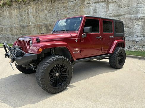 Used 2013 Jeep Wrangler Unlimited Sahara w/ Dual Top Group AWD/4WD image 9