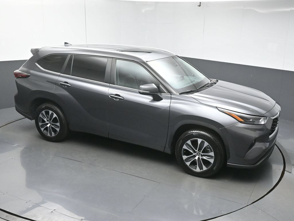 Used 2024 Toyota Highlander XLE FWD image 41