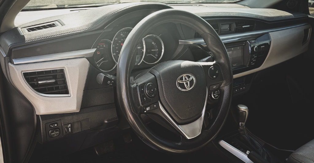 Used 2015 Toyota Corolla LE FWD image 2