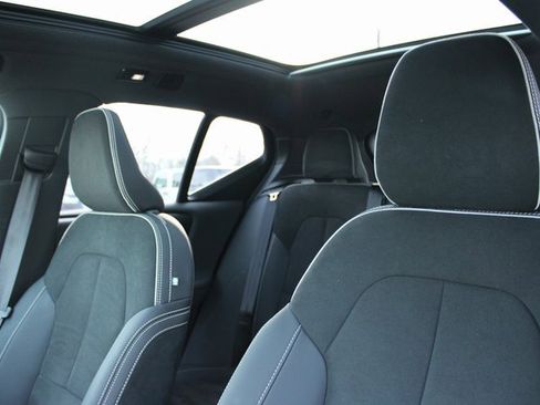 Used 2025 Volvo XC40 B5 Plus image 15