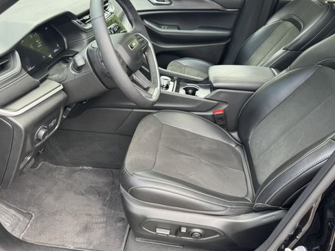 Used 2025 Jeep Grand Cherokee Altitude AWD/4WD image 9