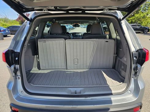 Used 2019 Toyota Highlander XLE AWD/4WD image 20