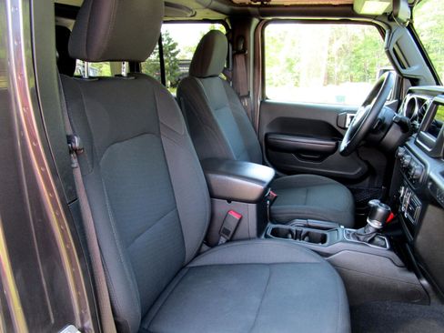 Used 2018 Jeep Wrangler Unlimited Sport S image 9