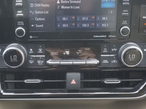 Used 2022 Toyota Highlander XLE AWD/4WD image 13