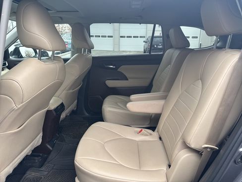 Used 2021 Toyota Highlander XLE image 8
