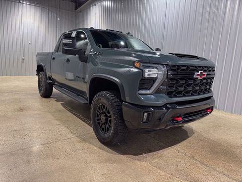 Used 2025 Chevrolet Silverado 2500 ZR2 w/ Technology Package image 8