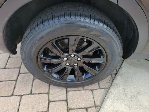 Used 2018 Land Rover Discovery Sport SE image 11