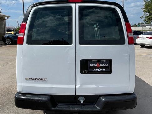 Used 2017 Chevrolet Express 2500 Extended RWD image 8